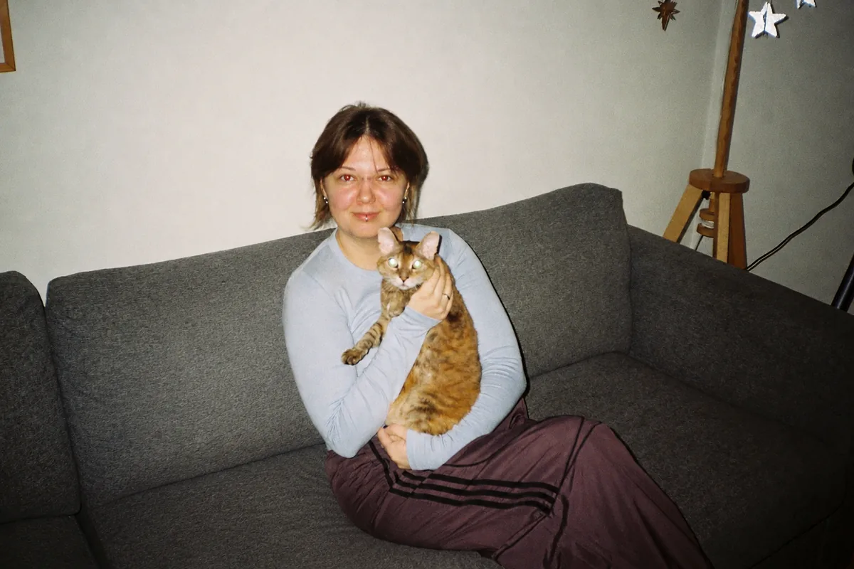 Алевтина с кошкой на диване